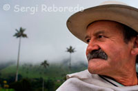 Marco Fidel Torres, with his face almost identical to John Baldez, this man promoted Colombian coffee in the Valley Cocora. Not only the geography and landscape of Salento are lovely. The people own the place have a true calling host. His natural kindness, his language soft, undulating, the stories always willing to be counted and the tranquility of the population, are reason to always be in a magical place. The geography of Salento is full of relief, water, green, hummingbird and a cheerful landscape, where the sun is mixed with the mist coming down from the mountain by rainbow play of light and the leaves of the eucalyptus trees and trees nativos.Este is a place for rest and the full enjoyment of the activities around nature and ecotourism. In the Los Nevados National Natural Park and its buffer zone are: the Cerro Morrogacho, Nevado Paramillo of Quindio Cocora Valley, gaps Cover and El Encanto, waterfalls as the Pata de Cabra, the Intake and the the stream of blackbirds, the Biological Station Star Water nature Reserve Acaime and the southern sector of Parque Nacional Natural Los Nevados, which are privileged settings for contact with nature.