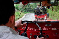 Interior del Jeep Willys que hace el recorrido entre Salento y el Valle de Cocora. Salento es el Municipio “Padre del Quindío”,  posee una topografía y un paisaje privilegiado que lo hace un destino único para cualquier visitante que desee disfrutar de las bondades del verde quindiano. El paraíso que ofrece Salento tiene dos perspectivas contradictorias, una urbana y otra rural, pero igualmente enigmáticas y hechizantes. La cabecera municipal ofrece un bello panorama urbano con sus coloridas casas de grandes balcones adornados con flores, en una clara muestra de la herencia dejada por los colonos antioqueños, que a lomo de caballo y mula conquistaron estos bellos parajes. Al interior de Salento se encuentra como principal atractivo la denominada Calle Real, que se extiende desde la plaza principal del pueblo hasta las escalinatas que conducen al mirador. Esta calle se hermosea con una serie de construcciones típicas que encierran ese misterioso aire que posee la arquitectura histórica.Por su parte, el Mirador ofrece un maravilloso panorama de lo que es el paisaje cafetero quindiano, y las maravillosas laderas que dan entrada al Parque Nacional Natural de los Nevados y la extensa hermosura del Valle de Cocora. Salento es un municipio para disfrutarlo en todas sus formas, tanto la urbana como la rural, y de diferentes maneras, caminando por sus históricas y tradicionales calles o a lomo de caballo, o si lo prefiere, en uno de los tradicionales Jeep Willys o Yipaos como se les conoce en la región.