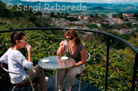 Degustación de café en la Hacienda cafetera San Alberto. (Buenavista, Quindío).  El clima en las zonas donde se produce café en Colombia no sólo se caracteriza por una altísima disponibilidad hídrica, evitando así el uso de riego artificial, sino unos ciclos de lluvias que generan en las plantaciones ciclos de cosecha permanentes y, en consecuencia, disponibilidad de café fresco a lo largo de todo el año. Otro de los elementos claves en la calidad del café es el factor humano. Gracias a la presencia de la Federación Nacional de Cafeteros en Colombia se han desarrollado un sistema de respaldo al producto que se apoya en el desarrollo de una cultura cafetera de calidad.  Esta cultura se basa en la acción colectiva de más de medio millón de familias productoras de café que atienden directamente sus cultivos, realizan una recolección selectiva del grano y un esmerado y paciente trabajo de procesamiento de post cosecha, con miras a cumplir con los diversos controles de calidad a los que está sometido el Café Colombiano desde la finca hasta los centros mundiales de consumo. La gente del café es también fundamental para obtener un producto de calidad superior. 