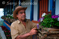 Un trabador de la Hacienda cafetera San Alberto cuida las plantas en una zona común donde viven los empleados. (Buenavista, Quindío). La calidad en la bebida del café está directamente relacionada con la habilidad  del preparador para transformarlo en un producto  placentero. Para lograr que la bebida sea equilibrada,  con aroma y que satisfaga los gustos de un consumidor exigente, es necesario tener en cuenta no sólo la calidad de los granos utilizados y su origen, sino también las prácticas de preparación de café. En esta sección se destacan los factores fundamentales que garantizan esos atributos y esa calidad de la bebida. Variables como la conservación del café, los diferentes elementos a tener en cuenta para la preparación de un buen café colombiano, o de un buen espresso de café colombiano. También existen otras oportunidades para consumir café colombiano, con bebidas a base de café, o con recetas de café. Siempre existe una buena oportunidad para consumir café colombiano.