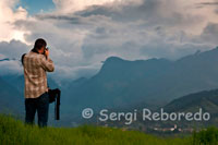 A tourist photographs the mountainous landscape of the National Park of Los Nevados. The Los Nevados National Natural Park is located in the Cordillera Central in the Andean region of the Andes in Colombia. Its surface is part of the departments of Caldas, Risaralda, Quindio and Tolima, being divided between the municipalities of Villamaria, Santa Rosa de Cabal, Pereira, Salento, Villa Hermosa, Anzoategui, Santa Isabel, Murillo and Ibague. The park includes thermal levels corresponding to those of cold paramo and perpetual snows superpáramo, so their main ecosystems are the Andean forests, deserts and glaciers. It also includes the watersheds of some rivers, such as the river Otún Totarito River, Mills River, river Azufrado, Lagunillas River, river and river Campoalegre Guali, among others. Before entering the park you can see the black lagoon. In the park are located the snowy Ruiz, Tolima, Santa Isabel, the Swan, Quindio, Moon Valley, and gaps Otún and Green, among other attractions.    