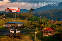 Gazebo next to the road leading to Manila where you can see the National Park of Los Nevados. Located at the top of the Cordillera Central, is composed of five grand mountains that has the country: Quindio, at 4,750 meters, the Santa Isabel, with 4,950 meters high, the Swan, with a height of 4,700 meters, the Nevado del Ruiz volcano, with 5,400 meters, the Nevado del Tolima 5,200 meters and the crater's Olleta to 4,850 meters. Access to this beautiful park can be done by road from three capital cities: Manizales, Pereira and Ibague, once you reach the park boundary, the journey must continue on foot or horseback. Among the many activities that can develop in this area are climbing, fishing, hiking, hot springs, camping and of course the observation of flora and fauna. Visitors are advised to take all the necessary equipment for cold weather, it can occur at temperatures between 14 and -3 degrees Celsius. FEATURES OF THE AREA: Area: 58,300 Hectares. Year established: 1974. Location: Located in the jurisdiction of 4 departments in the municipalities of Villamaría (Caldas), Pereira, Santa Rosa de Cabal (Department of Risaralda), Salento (Department of Quindio), Anzoategui, Casabianca, Villa Hermosa, Santa Isabel, Murillo and Ibague (Tolima Department). Weather: Cold, moor and perpetual snow. Temperature: Varies from 14 ° C and 3 ° C. Ecosystems: In the heart of this area is the Los Nevados National Park, a mountainous Andean forests, deserts and eternal snows. Fauna: The park's bird life is varied, and the parrot stand or goat paramo hummingbird endemic to the region of the park and its surroundings. Hydrography: On the east, from the snows of Park down several rivers in northern Tolima, these areas also depend on coffee to descend to the plains of the Magdalena River. That is, in this reserve waters are born indispensable for the production of more than 50% of Colombian coffee, and rice, sorghum, cotton and corn. Similarly, peaks arising from these streams that feed more than 37 municipalities and more than two million people living in the departments of Caldas, Quindio, Risaralda and Tolima. History of the Area / Background Nevados was initially populated by indigenous communities, this was an important place for trade and development of religious practices. Perhaps the two groups with greater control and presence in the area were on the side Quimbayas West and Pijaos, Panches and Putímaes in the East. There is little information about a tribe located in the basin of Quindio, called The Natural Quindíos.Ecoturismo National Park provides the service of ecotourism. There hosting service in the visitor center at 4050 Swan meters above sea level, making it one of the highest mountain huts of Colombia. It comfortably accommodates access to 49 personas.Se charged to the Park.