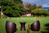 Gardens of the Villa El Delirio. Quindío. House built in masonry and wood with elegant style of colonization of Antioquia to the early twentieth century and restored in 1991. Equipped with an extensive collection of period furniture. It is surrounded by green areas and from it you watch the spectacular scenery of the central mountains, the valley of Quindío with several of its municipalities and on a clear day, the magnificence of the snow-capped Tolima, Ruiz and Quindío. The property retains its traditional crops of coffee, which can be accessed through an ecological trail down an guadual to the bottom of a ravine, amid crops of heliconias, and ascend along the trees shaded by more than three hundred walnut coffee.