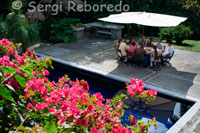 Clients a la piscina de la Hisenda Sant Josep. Pereira. LA HISENDA SANT JOSEP, li ofereix una tranquil · la casa d'hostes, avui restaurada i dotada com a hotel boutique, adaptant el casalot del segle IXX a totes les comoditats i exigències del segle XXI. La seva fesomia externa amb uns bonics balcons envoltats de frondoses veraneras rescata línies de l'arquitectura colonial i al seu interior a través del seu mobiliari, llenceria brodada, decoració i un servei personalitzat resumeix el millor d'aquesta terra. Tenim 8 habitacions tipus Suite, cadascuna amb les seves pròpies característiques i decoració, dotades amb cajilla de seguretat, TV per cable, i nous centres d'entreteniment. Capacitat per a 30 persones en acomodació múltiple. Oferim per als nostres clients sense cap cost: zona humida, Sender ecològic, Business Center, Bells jardins il · luminats, atenció en 6 idiomes.