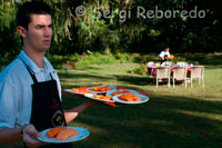 A waiter serves breakfast in the garden of La Hacienda San Jose. Pereira. The San Jose is pleased to offer one of the oldest plantation house on the outskirts of Pereira, where you can see the old colonial antiquity Caldas with rammed earth walls. Consists of eight comfortable rooms with a capacity of 25 people, ideal place for meetings, seminars, conference with ample space for the realization of their projections, with a wonderful landscape that invites visitors to enjoy a pleasant ride, walk along the path green, pool, jacuzzi and for lovers of fine cuisine and international cuisine, highlighting the Spanish suckling pig dish for 8 people as characteristic of this wonderful place. The Hacienda San Jose is located in the city of Pereira, a major shopping center and the coffee business. From La Hacienda, you will have at its disposal all the beauty and attractions of the coffee to visitors.