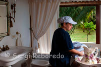 One of the toilets in the rooms of the Hacienda San Jose. Room Elizabeth Room suite located on the second floor of the Hacienda offers a spectacular bathroom with tub from which you can see the area of the gardens of a beautiful window THROUGH colonial decor items from the era and a beautiful view of the pool area has a particularly double bed and a sofa bed.