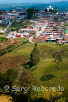 Vistas del pueblo de Filandia desde el Mirador. Filandia, ese municipio cafetero del Triángulo del Café, lleno de balcones, lugares para tomar un buen café colombiano, tiene un lugar privilegiado para los viajeros: su mirador. El mirador de Filandia, ubicado en un sitio privilegiado de las suaves y ondulantes montañas de esta población, permite ver las ciudades de Armenia y Pereira, una cantidad enorme de pueblos diseminados por los departamentos del Valle del Cauca, Quindío y Risaralda y en los días más despejados, el Parque Natural Nacional Los Nevados. El mirador de Filandia ofrece paisajes inolvidables, acompañados de un delicioso café colombiano.