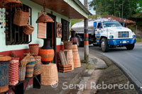 Shopping basket roadside in Filandia. One of the most important traditions of this land are typical of basket weaving factories that have become one of the most important cultural heritage of the area. In the same way leading to the viewpoint is the San Jose or artisans where you can live the experience of knitting and know the different types of baskets by usage: catcher or collector, tanker, seed or planter; scrubber bagacero, pineapple, or Cerecero Cascarero and the Wardrobe, and other crafts in the same material. These spectacular works of the craft are made in different varieties of vines that are at the confluence of the Bun, The Oak and the area of Manzano as the droll, tripaperro, atacorral, cucharo, basket, chagualo, Rosewood, three edges, yule, sortijo, Chipalo, green, black, among others. In honor of these artisans every two years running the Basket celebrations as a tribute to all those who weave in addition to these elements, tradition and customs to their land.