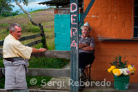 Sellers of flowers next to the Mirador de Filandia. Filandia is located north of Quindio to 04 º 40 '48.7 "north latitude and 75 º 39'48 .5" W, in the branches of the western central mountains, is at a height of + / - 1,910 meters above sea level (taken in the main square, beside the bust of Bolivar, with GPS-Global Positioning System: Navigation System with Satellite location-) and an average temperature of 18 degrees Celsius. Average annual rainfall: 2,829 mm. The name appears Filandia village in El Cerrito, Valle del Cauca, a ravine in San Vicente, Caquetá, a place in Chaparral, Tolima, a place in Ituango, Antioquia, and a place in Neiva, Huila. Its population of 12,377 inhabitants (according Sisben to March 2010).