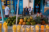 Lloc de fruites a la plaça central de Filandia. Quindío. El Departament compta amb biblioteques, un diari, emissores en AM i en FM, teatres i diversos escenaris esportius. Entre els llocs turístics representatius de la regió, cal esmentar el museu de l'or Quimbaya, a Armènia, el museu nacional del cafè, a Montenegro, i el museu del cistell cafeter, i la torre del mirador a Filandia. El Quindío posseeix escenaris de gran bellesa natural, com el parc nacional de Els Nevats, les cavernes a Gènova, la vall de Cocora, on es pot observar el palmell de cera, la cascada de Sant Domingo, la reserva forestal de Navarro, les finques cafeteres que presenten bells contrastos per la varietat de cultius i el disseny de les casonas. Quant a mamífers es troba l'ós d'anteojos, espècie en via d'extinció, el mico aullador, l'ós mandrós, el gos de muntanya, el guatin negre, la danta de erm, el conill sabanero, la chucha, l'esquirol, entre altres. ARTESANIA, PER CONSTRUIR I TEIXIR Filigranas: Hi ha immenses riqueses en el cultural, des de l'herència orfebre dels nostres indígenes, passant per l'arquitectura de la colonització que es reflecteix en els balcons i portes dels seus pobles, fins l'artesania que s'ha desenvolupat segons l'origen dels colonitzadors. És així com es troben a Armènia, Salento i La Tebaida, delicats calats sobre fustes fines i en Filandia bells canastres elaborats amb lianes silvestres, molt utilitzats en la recol · lecció i el transport del cafè en cirera. Ha vingut en augment la utilització del la guadua no només en l construcció d'habitatge i la fabricació de mobles, sinó també en diferents objectes amb dissenys i creativitat noves que cada dia es comercialitzen més, especialment a Còrdova. També s'elaboren rèpliques precolombines en plata, objectes en llavors, canonets, chaquiras, fang, ceràmica, i un desenvolupament especial té l'elaboració d'objectes en guasca de plàtan, per conformar una variada oferta d'artesanies. Per promoure aquest patrimoni cultural, en el Departament es realitzen dues exposicions internacionals d'artesanies, en els mesos d'abril i octubre a la ciutat d'Armènia.