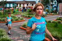 Plaza central de la población de Filandia. Quindío. EL TURISMO RURAL, PARA DESCANSAR VOLVAMOS AL CAMPO: Como consecuencia de la crisis cafetera, muchos cultivadores del grano comenzaron a buscar alternativas a la difícil situación económica y a la disminución de la calidad de vida; fue así, como algunas fincas de la región se adecuaron para prestar servicios turísticos con gran éxito. La actividad ha venido creciendo en la prestación  de servicios de calidad; para mejorar esta actividad económica, empresarios del sector solicitaron asistencia técnica a los gobiernos nacional y departamental, actitud que generó el proyecto Plan Estratégico de Desarrollo Turístico  del Eje Cafetero. Estos programas han determinado la necesidad de clasificar los diferentes tipos  de alojamientos rurales, de acuerdo con su oferta; finca hotel, finca tradicional y casa campestre.