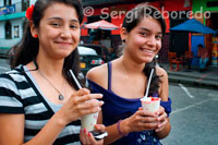 Dos chicas se toman un helado en la Plaza central de la población de Filandia. Quindío. El territorio que hoy constituye el municipio de Filandia estuvo habitado antes de su fundación por una parte de la tribu indígena de los Quimbayas. Vivían en el norte del Quindío, su territorio se extendía hasta el río Chinchiná. Filandia hacia parte de la “PROVINCIA QUIMBAYA”, denominada así por los conquistadores invasores que llegaron en búsqueda de oro en el período de la colonia en 1540. Los primeros colonizadores penetraron por “EL CAMINO DEL QUINDÍO” procedentes del centro oriente del país y en su tránsito por esta vía, poco a poco se fueron asentando en las riberas del camino. En principio se dedicaron al establecimiento de tambos (que eran lugares donde pasaban la noche los viajeros y que más tarde se convirtieron en fondas camineras) y contaderos (lugares donde los viajeros se detenían para contar sus ganados y bestias de carga y sabe si no se les habían extraviado). El contador donde más tarde se fundara Filandia es descrito por varios viajeros y cronistas con el nombre de novillas, novilleros y nudilleros. La fundación de Filandia conocida años atrás como caserío o corregimiento de Cartago, con el nombre de Nudilleros, tuvo lugar el 20 de Agosto de 1878. Los fundadores de Filandia Don Felipe Meléndez, Elíseo Buitrago, José León, Carlos Franco, José María y Dolores García, Ignacio Londoño, Pedro Londoño, Andrés Cardona, José Ramón López Sanz, Severo Gallego, Gabriel Montaño, José María Osorio, Laureano Sánchez, Eleuterio Aguirre, y Lolo Morales observaron el sitio ideal para levantar una ciudad. La bautizaron con el nombre de Filandia. Filandia fue el segundo distrito municipal que conformó la región Quindiana; Es erigido municipio en 1892 y ratificado en 1894. Su primer alcalde fue Don Rafael Ramírez, la primera misa fue celebrada en 1880 por el presbítero José Joaquín Baena. El Nombre Filandia viene de “Filia” Hija, “Andia” Andes, “FILANDIA” Hija de los Andes; Fue corregimiento de Salento y fue el segundo municipio Quindiano conformado después de Salento. El distrito municipal de Filandia tenía como corregimiento a Quimbaya.