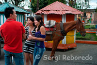 Young people spend their time chatting in the central square of Filandia. Quindío. Malted Beer is unique to the beautiful city of Filandia, Quindio, as the owner of Finlandia Fruit and Coffee, John Francisco Cardenas came ideándose this shake for over 4 months for your business, where he wondered if "there was coffee milkshake , tangerine and banana smoothie, why not make a Beer shake? "was how he shaped his secret, pleasant and colorful recipe in two months and managed to give the final touch to the idea. Mr. John Francisco Cardenas says his business takes more than a year working in the town of Filandia Quindío favorite, and what attracts most tourists when they Filandia is this distinguished and exquisite Beer Shake also mixtures thereof such as ice cream, beer and secret ingredients, is accompanied by a colorful presentation of fruit (kiwi, cerezas.etc).Young people spend their time chatting in the central square of Filandia. Quindío. Malted Beer is unique to the beautiful city of Filandia, Quindio, as the owner of Finlandia Fruit and Coffee, John Francisco Cardenas came ideándose this shake for over 4 months for your business, where he wondered if "there was coffee milkshake , tangerine and banana smoothie, why not make a Beer shake? "was how he shaped his secret, pleasant and colorful recipe in two months and managed to give the final touch to the idea. Mr. John Francisco Cardenas says his business takes more than a year working in the town of Filandia Quindío favorite, and what attracts most tourists when they Filandia is this distinguished and exquisite Beer Shake also mixtures thereof such as ice cream, beer and secret ingredients, is accompanied by a colorful presentation of fruit (kiwi, cerezas.etc).