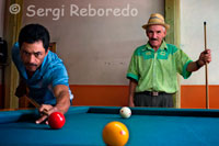 Varios hombres juegan al billar de carambolas en un local ubicado en la Plaza central de Filandia. Quindío. La Malteada de Cerveza de Filandia Quindío se puede tomar de dos formas ya sea con pitillo o  propiamente de la copa, pues lo que hace la diferencia es que la copa tiene borde de sal,  el  cual hace que los sabores sean una combinación totalmente deliciosa. ¡Y ni decir del precio! Pues no supera la cantidad de $5000. Filandia Frutas y Café es un establecimiento que aparte de la Malteada de Cerveza, resalta por la amabilidad, la completa y excelente atención por parte del propietario hacia los clientes, haciendo sentir un ambiente familiar y bastante agradable para el visitante. Otro aspecto a destacar del negocio es la carta, puesto que la presentación es  una forma cómoda para los turistas que vienen del extranjero ya que esta tanto en español como en ingles. Así que no lo piensen más, dense la pasadita por Filandia Quindío y no se pierdan la oportunidad de saborear tan placentera combinación entre el toque de la cerveza,  la delicia del helado y de las frutas que acompañan esta malteada. 