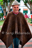 Un home amb el típic ponxo de la zona a la Plaça central de Filandia. Quindío. La arriería té el seu origen per la necessitat del transport, ja fos de persones, mercaderies o simplement el coroteo dels chécheres de la casa quan emigraven d'una regió a una altra per colonitzar terres. Primer calia obrir dreceres per fer els camins a través de la manigua. Inóspitas selves plenes d'animals ferotges, masos o entremaliats i no faltaven els fantasmes mitolólogicos, servicials o malvats Es planejava la sortida amb anticipacióny un matí qualsevol emprenien l'Odissea. Els nens eren transportats en cadiretes a l'esquena pels peons. Els corotos i bituallas es carregaven en mules o bous. Aquests anaven endavant perquè fossin batia el rostoll i després darrere l'home amb el seu matxet o peinilla tallant vares i bejucos estorbosos. En el seu viatge cap al nou territori portaven gallines, porcs, vaques i un o més gossos que no li pot faltar al camperol paisa. Després d'una llarga jornada, a prop a una trencada feien un clar enmig de l'espessa selva. Descarregaven els animals i encenien la foguera per preparar menjar i espantar les feristeles. Això era tasca de les dones, mentre els homes feien un cobert per passar la nit. Aquest era un viatge de molts dies i nits. Tot es convertia en una rutina fins a arribar al punt assenyalat, pràcticament era un ritual. Despertar a l'alba, esmorzar, recollir, fregar i acomodar estris de cuina, reunir els bous i mules, carregar-los, preparar les cadiretes on carregaven als nens, ancians i dones embarassades, estar preparats i continuar la marxa. Però això si, abans de començar la jornada havia de fer un esmorzar bé trancao i preparar la carn freda per dinar. Consistia en una bona totumada de xocolata de bola, fet de cacau mòlt amb farina de blat de moro Tostao. Aquest anava acompanyada d'arepa de blat de moro sancohado i fesols passats de moda amb un tros de carn fumada. Per al dinar es empacaba papes cuites i fregides amb una mica d'aquest fesol recalentao, més ou fregit i arepa, tot això embalatge en fulles de Biao o plàtan. Aquests traginers capesinos eren massa religiosos cap a la fe cristiana, apostòlica i romana. Abans de acostarsen resaven el rosari, una oració a les ànimes beneïdes del purgatori, un parenostre pels familiars que es van quedar, una altra al angel de la guarda. Es reunien al voltant de la foguera i narraven contes d'apareguts, d'animals, trossos o ensurts, dels relliscades de la veïna i ho feien fins que els agafava el son. Abans de començar els aliments, entonaven una oració donant gràcies a Déu per donar-los menjar sense merèixer. Al pit sempre portaven un escapulari de la verge del Carme o una camàndula feta de achirillas i crist metàl · lic. Complien tots els dogmes i actes de Fé inculcats pel catecisme del pare Astete. Una de les penúries que patien aquests traginers i colonitzadors eren les malalties i paràsits adquirits en la seva vida transhumant. La diarrea, la febre, les febres, el paludismos, gota i altres que ells anomenaven mal d'ull. Arriero que es respectés no li podien faltar, polls, puces, Carangas, carranchil, niguas i les famoses candelillas o mazamorras entre els dits dels peus. Els cucs i solitàries era patrimoni dels nens i els animals domèstics. Moltes d'aquestes malalties se les curaven o almenys les aminoraban amb remeis casolans, herbes naturals i resos encatados. El seu vestuari molt peculiar es componia de ruana, ponxo, barret de palla aguadeña de color blanc i ala ampla. Usaven roba de dril, tant per als seus pantalons de bota ampla, i per a les camises de màniga arromangada. Portaven matxet o peinilla a la cintura, un bon carriel de cuir de llúdriga, la navalla capadora, barbera per afaitar, sabó de terra, blau de metilé per les mataduras de les mules, pols vermella per al naibí de les bèsties, o per matar els manetos, cert piojillo que viu a la pelussera púbica adquirit quan es visitaven les zones de tolerància dels pobles, més coneguts com "cul estret, niguateral, cul mullat o la mona llisa", en fi, on s'havia de prendre uns aiguardents i donar-li gust al tros. Al carriel no podia faltar un mirallet, tabacs, bolet d'esca per encendre el foc, agulles capotera per cosir, agulles de arria per arreglar les enjalmas, cabuyas, diners, cartes d'amor de la núvia o de la veïna, la camàndula, novena a les ànimes beneïdes, unes tenalles per arrencar claus, un parell de daus per muntar una garita en qualsevol trocha, una espelma per il · luminar de nit, les pols de la mare celestina per enamorar velles, mostassa per caçar bruixes, en fi, un munt de güevonadas que en qualsevol moment li servien per sortir de la cruïlla.