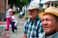 Dos homes xerrant a la Plaça central de Filandia. Quindío. Una de les peculiaritats dels traginers eren els seus exageracions per fer comentaris o crítiques als seus coterráneos. Vegem algunes de les més freqüent: Més avorrit que un mico en un bonsai. Més avorrit que un cavall en un balcó. Més lleig que un carro per sota. Més lleig que una corbata apedaçada. Més lleig que Posa-hi a la mare. Més canson que una aplanadora de pedals. Més cansona que una victòria sota el braç. No és capaç de vendre un tamal en un ensorrament. No convenç un gos amb una lliura de carn. És tan garetas que li cap un tren amb joncs. És tan garetas que li cap un borratxo voliando un ponxo. En aquest poble fa tant fred que els gripaus utilitzen ruana. S'emborratxa voliando un ponxo. No aguanta una missa amb pólvora. Es dorm ensabonant un tigre. S'atura en una tapa de cervesa i queda borratxo. Destorba més que un marrà a la cuina. És tan mentider que diu una veritat i es posa colorao. Més perdut que gos en en una processó. És tan vesc que plora i es mulla l'esquena. Tens unes orelles tan grans que si les mou surt volant. A la casa no li parla ni el radi. Tan caigut que li van tallar la cua al gos perquè no es la Volée. Més caigut que mamella de gitana. És tan dolent que no li fa un gol a l'arc de Sant Martí. He d'aclarir que com Paisa, s'inclou, no només al departament d'Antioquia, sinó també els habitants de Caldas, Risaralda, Quindío, part del Tolima i Nord i Occident de la Vall, ja que tots ells conserven l'esperit i llenguatge que els van llegar els antioqueños al segle passat. L'exageració és una manera natural d'expressió dels Antioquia, que va acabar per ser una de les majors delícies folklòriques de Colòmbia. El paisa està creant exageracions cada dia amb una riquesa d'imaginació i de gràcia imponderables. Totes elles són frases brevíssimes, carregades de malícia i fantasia que majoritàriament es refereixen als defectes o aspectes negatius de l'ésser humà. Vegem doncs a que exageren els paisas. A l'home en el seu aspecte físic. Per ser alt. És tan alt que l'alimenten amb boladores. És tan alt que té núvols als ulls. És tan alt que li tiren el menjar amb cauchera i li arriba vinagre. És tan alt que arriba guamas cagant. Per arrugat: Més arrugat que plata de tafur. Més arrugat que un acordió. Més arrugat que un termos. Més arrugat que davant de miop. Més arrugat que una lliura de panses. Més arrugat que taleguito de nen acabat banyat. Tan arrugat que no es posa el barret, sinó que l'hi cargola. Del feble: Té músculs de rellotger. No fallida un ou als cops de martell. No aguanta una missa amb boladores. Es cansa peyendo. No es tira els pets sinó que se li cauen. Del lleig: És tan lleig que en diuen per calmar singlots. És tan lleig que el lloguen per espant. És tan lleig que ho va fer Déu i va asseure a riure. És tan lletja que li fa por dormir sola. És tan lletja que no inspira ni venials. És més lleig que tirar-li a la mare. És tan lleig que el regala i l'hi tornen. És tan lletja que no se la menja ni un tigre cec. És més lleig que una volta canyella a cul pelat. De l'flac: Més flac que gat de ferreteria. Més flac que gos d'indi. Més flac que les sis en punt. És tan prima que es fica al llit en agulla i s'aixopluga amb el fil. És tan flac que, per treure-li les restes no és sinó despullar. És tan flac que se li treu la radiografia amb una vela. És tan flac que es pot motilar amb una maquineta. És tan flac que s'ho empassa un pollastre sense sacsejar-lo. Té més greix un rellotge. Té més carn un xoriço al nus. De la grossa: És tan gros que sembla un bunyol amb corretja. És tan grossa que l'Àngel de la guarda ha de dormir en un llit a part. Tan grossa que cal preguntar-li per qual costat s'asseu. Del que fa pudor: Té un tuf que crema un canyar amb el baf. El contracten per dissoldre manifestacions. Més cagat que vara de galliner. No li acosta un gallinazo fumant tabac. Fa olor de riallada de goril · la. Fa olor de calçotets de pres. Fa olor de huayuco d'indi. Fa olor de matrimoni acabat descobijado. Fa olor de sotana de missioner. Fa olor de gitana mal asseguda. De l'lampiño: Saludes li va enviar una ampolla. No té un pèl ni per a una arepa. Es pot afaitar amb esborrany. La barba sembla un plugim ventada. La barba sembla un partit de futbol. No se sent un crit de pèl a pèl. Del mal parat o amb defectes en els peus: És més mal parat que un catre de lona. La van parar fresca. Entre les potes li cap un vagó del ferrocarril travessat. Li cal un boig voleiant un costal. Camina com valora en rajola. Camina com un ànec en tunero. Camina com gallinazo en teulada calent. De l'home de baixa estatura: Més petit que nan patimocho. És tan petit que s'asseu en una moneda i els peus li queden penjant. Tan petitó que seu en una caixa de llumins i crida perquè ho baixin. És tan petit que es tira un pet i aixeca el polvero. Més petit que glop on les putes. És tan petit que els ulls de poll li surten a la ciència. És tan petita que el cap li fa olor de pecueca. D'una persona vella: Més vell que un solar a Cartago. És més vell que el sancocho. És més vell que l'ús de caminar aturat. És més vell que una cançó de Pedro Vargas. És tan vell que és major que el pare. Ja no li falta sinó mudar de llengua. Va néixer quan l'arc iris estava encara en blanc i negre. Va néixer quan les colobres caminaven parades. Va néixer quan el cor de Jesús de pantalons curts. Va néixer quan el mar mort tot just estava malalt. Va néixer quan el riu Medellín tot just venia per l'estrella. És tan vell que li va tocar pagar servei militar de llança. Per als trets físics del cos: És tan calba que se li veuen el cap. És més indi que una flor de pom. És més mona que una cayubra. És tan cegatón que s'ha de posar ulleres per escoltar una serenata. És tan sord que li menteixin la mare i diu: gràcies. No veu ni per la família. Sembla més cegatón que xinès amb mussols. És tan ñato que pot prendre aigua en un disc. És tan ñato que pot mossegar un mirall. Té la boca tan gran que es posa arracades de coure i s'enverina. Té més dents un ocellet a la boca del estòmac. És tan mueco que cal donar-li la carn mòlta. És tan Patón que s'adorm aturat i no es trasnocha. Més perfumat que el sant sepulcre. Més cremada que cul d'olla. Té tanta força en els pulmons, que bufa un vedell pel cul i li redreça els trossos. És tan diabètic que orina i les formigues se li pugen pel raig. El cap sembla una perruqueria mal escombrada. Quedo com sobrat de tigre. Té cumbamba de tauró. Està tan tremolós que vessa un banana. Té pols per salar carn. Té més dents que una baralla de gossos. De l'home viu, recursiu, espavilat: Li treu capul a una calavera. Es rebusca més que un gall en un abocador. Sent respirar a les formigues. Escolta créixer l'herba. Es beu un músic.