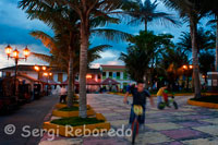 Uns nens juguen amb la seva bicicleta a la Plaça central de Salento. Quindío. Salento a la tarda, encara amb les seves lluentors de albada, el festí de vius colors untats a les cases i el gradual desfilada de yipaos que es van estacionant a la plaça central. Alguns d'ells ja han fet els seus viatges a les senderes i els seus conductors s'afanyen per atipar novament de cafè, passatgers, corotos i d'històries, doncs a aquell carret que sembla no albergar un sospir li cap de tot i sempre hi haurà un espai per a qui vulgui muntar a bord de l'anecdotari d'un poble cafeter. A primera hora es veu poca gent, però no faltarà el gentil traginer o l'estimat habitant disposat a xerrar amb el nouvingut o el que torna imantat per aquestes característiques rurals, urbanes i culturals. Els motius d'interès comencen amb l'amabilitat a flotació dels personatges bonachones que van sortint al pas en aquest primer recorregut pel parc principal.