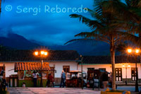 Salento's central square at dusk. Quindío. Ecotourism attractions SALENTO COCORA VALLEY Located north of Salento between 1,800 and 2,400 meters., Its name means Star Water is the natural habitat of the wax palm, where the environment is MORROGACHO HILL: Centre of different ecological habitats, as well as in surrounding cemeteries have been discovered some Indians made up graves cancel, which is also found in the Acaime Nature Reserve, on the road leading to the biological station Star Water, which offers the course called "Path of the Tombs. " QUINDÍO RIVER AND RAILWAY BRIDGE EXPLANEACIÓN Quindío The river rises in the wilderness of Romerales, at an altitude of 4,000 meters, covers a stretch of 71.3 km Crossing the department in the northeast and the bridge is located in the village Boquía under structure are Boquía the river, which drains to river Quindío, built in 1948, was part of a large project, which sought to communicate via Buenaventura with Bogota and Armenia to Ibague. LAKE CHARM At an altitude of 3,880 meters, between the Paramillo Quindio and Nevado del Tolima, is an ideal place to camp and rest before embarking on the journey to the nearby snow capped mountains. PALM WAX QUINDÍO National Tree of Colombia, Law 61 of 1,985 lives in the high Andean forest or cloud forest, is the highest in the world and it grows at higher altitudes. BIRDING Salento offers an interesting route that allows the observation of birds. Contact: Phone (6) 7592252 Cel 311 3122566 - 311 7699190. FESTIVALS AND EVENTS PARTY OF SALENTO ANIVERSARIAS - 1 to 8 January: its main events are: Coroteo peasant rajaleñas contest, mule contest, parade of classic bicycles, riding, popular festivals, kingdoms, others. NATIONAL TREE DAY - 16 September: Quindio wax palm. Reforestation with Wax Palms, protocalerio event in the Plaza de Bolivar, complete with recreation sports and culture. EASTER: proceiones and religious acts, tinged with an appropriate cutural programming. LIVESTOCK SHOW: Held in October, with exhibits of cattle, striking competitions and sale. CRAFT SHOW: year-round in the Salento ROYAL STREET. OTHER ACTIVITIES: every Friday throughout the program deporteando Bolivar Park and Wednesday is celebrated cinema park. CRAFTS: there are in the main square and along the Calle Real, a large and varied range of colorful and attractive handicraft stores and workshops, highlighting work in wood, bamboo, natural fibers, textiles, jewelry, candles and painting among others. HORSEBACK RIDING: aniversarias and festivities during the weekends throughout the year. Salento is one of the most important deals Quindío for nice rides in its nature trails and beautiful scenery. There are several companies specializing in the area that offer affordable, rental of horses with expert guides.