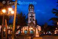 Iglesia de Salento ubicada en la Plaza central de Salento al atardecer. Quindío. La iglesia de Salento, construida por los años de 1850, es un edificio único en su género, pues desde la base á la techumbre está hecha de madera de Ceroxylon andícola, de modo que bastaría raspar las columnas de la nave de ese modesto edificio para recoger la cera necesaria para los cirios del altar. Pobre es su interior; pero bajo su techumbre se reúnen los fieles animados de una fe viva y sincera. Aquel día mismo tuve una prueba de ello. El párroco decía misa, y como quiera que la iglesia fuera incapaz de contener á todos los feligreses llegados de la cercanías, un gran número de estos permanecían en la plaza hablando en alta voz con los vendedores allí instalados; pero cuando se tocó á alzar, callaron todos y se prosternaron en el suelo, sin faltar uno, quitándose los sombreros. Con el último campanillazo todos se levantaron, los que antes hablaban reanudaron el interrumpido coloquio, y la muchedumbre recobró la animación y el movimiento, cual si fuesen escolares en ausencia del maestro." ( tomado al pie de la letra del libro América Pintoresca)  Pero Isaac Holton nos describe para el año de 1853 " A las dos llegamos a Barcinal, la primera casa que encontramos desde que salimos de Toche y la sexta que hay en setenta y dos horas de camino. Allí vivía una familia antioqueña que nos dio mazamorra. Por un camino escarpado malo bajamos a Boquía en las márgenes del río Quindío. Salento es una aldea de formación reciente que cuenta á lo sumo doscientos habitantes. Hace tan solo doce años que tiene el nombre que lleva, pues ántes se llamaba Boquía. Su distrito cuenta con unos dos mil habitantes diseminados, que ocupan algunos millares de hectáreas de terreno y viven del producto de la cria de algun ganado, así como de las cosechas de trigo y maíz, cuyos granos van á vender al Cauca ó se consumen en el país. El rio Cauca, que pasa por la parte baja de la aldea, imprime movimiento á un molino, cosa rara en aquellas comarcas. Un poco más léjos su corriente toma el nombre de río Boquia y sus ondas mezclada corren hácia el Oeste hasta unirse al río de la Vieja, afluente del Cauca. 