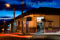 Artesanías Llillos ubicado en la Plaza central de Salento. Quindío. Salento tiene un atractivo muy particular, su ambiente multicultural hace de este sitio un encanto. Los artesanos que habitan en su aldea elaboran artesanía sobre la Calle Real. Sobre el verde de la montaña, a pocos kilómetros del pueblo, podrás visitar uno de los sitios más hermosos de Latinoamérica, el Valle de Cocora  y su Palma de Cera. Prepárate para una caminata ecológica y acercarte a la naturaleza. Artesanía, paisaje, fauna y flora es lo que vivirás en Salento. Salento está ubicado en el extremo nororiental del departamento del Quindío corazón del eje cafetero Colombiano, cuenta con una extensión de 375,63 Kilómetros cuadrados y una población de 8.903 habitantes. Su clima posee una temperatura promedio de 15 ºC y su área urbana se encuentra a una altitud de 1.895 metros sobre el nivel del mar. Sus principales actividades económicas son: la ganadería, la agricultura y el ecoturismo.  En las próximas semanas llegarán al Triángulo del Café por lo menos diez vuelos charter procedentes de Guatemala, país que está de fiesta porque por primera vez una selección de fútbol participará en un Mundial: el Sub 20 en Colombia.  Ese es uno de los resultados de la promoción internacional de la región como destino turístico durante la Copa Mundial Fifa Sub 20 que se jugará entre el 29 de julio y el 20 de agosto próximo.  Algunos de estos vuelos charter fueron ofrecidos por una emisora de radio de Ciudad de Guatemala que invitó a sus oyentes a Colombia durante la gira por ocho países que realizó Proexport Colombia con 14 empresarios turísticos y entidades de promoción local entre las que se encuentra Confamiliares y el Instituto de Cultura y Turismo de Manizales.