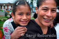 Una mujer se fotografía junto a su hija en la Plaza central de Salento. Quindío. El recorrido turístico en Salento se complementa con el placer de disfrutar la gastronomía tradicional. Gracias a la existencia de muchos criaderos, la trucha en sus distintas presentaciones es el plato más famoso del pueblo. Inicia en uno de los vértices de la plaza rumbo norte hacia el mirador Alto de la Cruz. Se trata de la calle mejor conservada con el protagonismo de casas típicas y alegres que le han merecido a Salento estar entre los pueblos más lindos de Colombia. En ella se da la confluencia de un amplio mercado artesanal, de restaurantes, cafés y hostales que con sus productos y servicios constituyen el alma comercial de la municipalidad. Dichos sitios resultan propicios para adquirir muy buenos recuerdos, artesanías en guadua, y en general, gran cantidad de artículos como ruanas, sombreros, pulseras o collares. Se le llama calle Real porque era allí donde vivían las personas más ricas e influyentes del pueblo. 