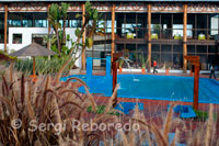 Hotel Termales El Otoño. Termales El Otoño Hotel y Centro de Convenciones se encuentra ubicado a diez minutos del Aeropuerto La Nubia y a 20 de la ciudad de Manizales, en la antigua vía al Nevado. El Hotel cuenta con 20 cabañas de una y dos habitaciones, dotadas cada una con jacuzzi termal, chimenea, mini-bar, sala de star, televisor a color, teléfono, caja de seguridad y calefacción. Adicional a ellas, contamos con 23 habitaciones campestres y 10 habitaciones en el edificio principal. En nuestro Restaurante – bar, el huésped podrá disfrutar de una exquisita gastronomía en un ambiente tranquilo, acogedor y campestre. En nuestras instalaciones rodeadas de hermosos jardines, el huésped podrá disfrutar de tres piscinas con aguas termales con temperatura promedio de 41º C, las cuales son excelentes para el descanso; además contamos con una sala de masajes, turco y jacuzzi. Ahora con el más moderno centro de convenciones del País. Auditorio con capacidad para 600 personas, seis salones múltiples para 100 personas cada uno, sala VIP, tres camerinos, dos salas de prensa, sala de traducción simultánea y toda la tecnología de punta, para que usted y su empresa realicen exitosamente sus eventos corporativos. Una opción diferente en medio de un paisaje que ningún otro lugar le puede ofrecer. Adicionalmente, contamos con cuatro salones con capacidades para 7, 14, 120 y 150 personas, dotados con ayudas audiovisuales, Internet inalámbrico y banda ancha, servicio de fax y fotocopiadora, lo que hace de nuestro Hotel el sitio ideal para sus eventos. Por tomar los servicios de refrigerio y almuerzo, ofrecemos, sin costo adicional, auditorio tipo teatro con capacidad para 120, 80, 15 y 7 personas, con retroproyector de acetatos y filminas, papelógrafo, marcadores, TV, VHS, agua, estación de tintos y aromáticas permanente. Transporte en las busetas del hotel con capacidad para 14, 24 y 27 personas en horarios previamente establecidos. 