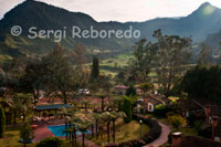 Termals La Tardor, Hotel i Centre de Convencions: Situat a la ciutat de Manizales, l'hotel i centre de convencions Termals La Tardor ofereix als seus visitants la possibilitat de gaudir d'una bonica vista i un molt còmode allotjament en un hotel envoltat per muntanyes i boscos de boira on podrà tenir contacte directe amb la natura, repirar l'aire pur i gaudir d'aigües termals que faran de la seva estada una experiència encara més relaxant. Ubicació de Termals La Tardor L'hotel és als afores de la ciutat de Manizales, capital del departament de Caldas-Colòmbia. Des Manizales és un viatge que pren aproximadament 15 minuts i 10 minuts des de l'aeroport La Núbia.