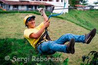 Canopy sobrevolant els cafetars a l'Hotel El Bosc del Samán. Les activitats en contacte amb la natura són el gran focus d'atracció del Bosc del Samán, tenint com a centre d'atenció la seva carta de presentació: el cafè. A la Finca es realitzen recorreguts didàctics i interactius per conèixer tot el procés artesanal del cafè. L'hoste podrà experimentar ell mateix les etapes de cultiu, recol · lecció i elaboració del producte més famosos de Colòmbia, a més de degustar-lo. També es podran conèixer de forma vivencial les tasques típiques de la Granja del Bosc del Samán, en estret contacte amb la terra i els animals. La Caminada pel Sender ecològic és una esplèndida oportunitat per als aficionats a l'ecoturisme, coneixent les belleses naturals de envolten els cafetars: flors, cascades, guaduales, trencades i rierols. L'entreteniment i la distensió estan assegurats en les múltiples propostes d'oci del Bosc del Samán: la bella i centenària hisenda L'Edén, dues piscines, Jacuzzi, sauna, bany turc, fonda típica, jocs de taula, jocs de camp, parc infantil , visita guiada per la finca i un saborós restaurant i Bar amb les delícies autòctones de la regió i menús especials. Per a la realització d'esdeveniments socials i convencions, la Finca consta d'un Saló amb capacitat per a 100 persones, a més d'oferir activitats grupals a l'aire lliure i outdoor training per a grups.