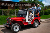 Un Jeep Willys utilitzat comunament en aquestes terres per a transport de persones o coses. La paraula yipao no existeix al diccionari real de l'acadèmia espanyola. És un barbarisme que prové del vocable jeep, un tipus específic de vehicle. Són molt comuns els yipaos de cafè, plàtan, yuca, corotos. El Jeep Willys és un vehicle tipus pagès, fabricat en E. U. amb destinació a la guerra, culminada la segona guerra mundial i la de Corea, els nord-americans es van veure inundats d'aquests carros i van començar a vendre'ls molt barats als països del tercer món entre ells COLÒMBIA, són vehicles lleugers amb carrosseria petita, fets per travessar camps destapats, sense paviment. En colombia van ser importats pel senyor Leònides LARA i els seus fills especialment amb destinació a l'exercit, doncs venien proveïts dels elements suficients per a la guerra. En Quindio van ser portats pels senyors ANTONIO JARAMILLO I JOAQUIN Londoño qui van tenir els serveis del conductor MARIO JARAMILLO ARANGO. Primer home que va entrar a la ciutat de manejant Jeep Willys (en els anys cuarentas), on l'únic que havia pavimentat en armènia era la part del carrer de sobre i un tros del carrer real. El Jeep Willys es fabrico a Toledo, Ohio, E.U. el mes de juny de 1.943 es van construir 600.000 per la segona guerra mundial. Motor original "GODEVIL" de 4 cilindres, potència de 65 cavalls, caixa de transferència "Spicer" Willys GP abreviatura de "general purpose" que en espanyol significa "propòsit general". La desfilada del yipao es realitza en armènia (Quindio) des 1.988 per iniciativa de LUIS FERNANDO RAMIREZ Echeverry I JHON JARAMILLO VELEZ en les categories coroteo, transport humà, productes agrícoles i piqui. Avui dia hi ha quatre categories de la desfilada i concurs del yipao així: Transport de productes agrícoles En aquesta categoria es carreguen els Willys amb els productes agrícoles de la regió: cafè, plàtan, banana, iuca, llenya, fruites cítriques i mates de cafè ( colinos). Trasteig tradicional: És una categoria molt pintoresca, en la qual els participants carreguen les seves Willys amb la major quantitat d'elements tradicionals de trasteig, utilitzats en les finques cafeteres. El Willys apareix ple de: mobles (llits, cadires, taules, armaris), plantes, quadres, mascotes (gossos, gats, aus), animals de granja (porcs, ànecs), màquina de cosir, matalassos, mantes, roba, olles , gàbies amb les gallines, llums, sanitari, retrats dels avis i fins alguns integrants de la família. Categoria lliure: És una categoria que requereix molta creativitat. Els Willys apareixen disfressats i carregats tot el que a un participant se li pugui ocórrer: animals, nines, l'equip de futbol, sabates, etc. Concurs "del piqui": Aquesta és la part més atractiva i aplaudida de l'esdeveniment que causa sorpresa, a causa de la capacitat i força que té el Jeep Willys i la destresa del conductor del carro. El concurs consisteix a carregar el Willys amb 1800 kg amb algun producte de la regió (generalment cafè). El pes ha de ser ben distribuït en la part posterior del Willys per, després, en l'acceleració el carro s'inclini, rodant en les dues llantes del darrere. L'objectiu del pic és mantenir el carro inclinat, avançant el major nombre de metres en línia recta i en només dos llantes. El yipao és un dels esdeveniments culturals més simbòlics del Quindío, és tota una tradició i un mitjà de transport que identifica la cultura del Triangle del Cafè.