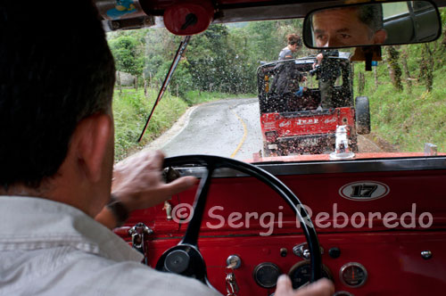 Interior of the Willys Jeep that runs between Salento and Valle de Cocora. Salento is the Municipality "Quindío Father", has a topography and a lovely setting that makes it a unique destination for any visitor wishing to enjoy the benefits of green Quindiano. The paradise that offers Salento has two contradictory perspectives, one urban and one rural, but equally enigmatic and enchanting. The municipal seat offers a beautiful skyline with its colorful houses with large balconies adorned with flowers, in a clear demonstration of the inheritance left by settlers from Antioquia, who on horseback and mule captured these beautiful places. Within Salento main attraction is the so-called Calle Real, which extends from the main square of town to the stairs leading to the lookout. This street is beautiful by a series of typical buildings that enclose the mysterious air that has the architecture histórica.Por its part, the Mirador offers a wonderful panorama of what the Quindiano coffee landscape and the magnificent slopes that give entrance to National Park Nevados natural beauty and extensive Cocora Valley. Salento is a town to enjoy it in all its forms, both urban and rural, and in different ways, walking in their historical and traditional streets or on horseback, or if you prefer, one of the traditional Jeep Willys or Yipaos as they are known in the region.
