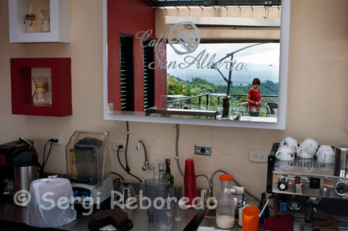 Restaurant a la Hisenda cafetera Sant Albert. (Buenavista, Quindío). El règim de pluges és també un altre factor determinant per a la producció de cafè a Colòmbia. La ubicació geogràfica de Colòmbia la sotmet a les influències dels oceans Atlàntic i Pacífic, l'Amazònia, la presència de valls interandinos i el variat relleu en les finques cafeteres, es presenten diferents talp climes i microclimes que li brinden unes condicions particulars adequades per al cultiu del cafè, quant a disponibilitat d'aigua, temperatura, radiació solar i règim de vents. Un factor que distingeix Colòmbia és el pas de la Zona d'Aiguabarreig Intertropical (ZCIT), on conflueixen els vents alisis dels hemisferis nord i sud. El doble pas pel territori colombià d'aquesta zona genera dos grans temporades de pluja a l'any en el centre del país, de les quals els mesos de major pluja són abril a maig i octubre a novembre. El doble pas de la ZCIT per la zona cafetera unit a la variada topografia permeten una adequada quantitat i distribució de les pluges durant l'any amb aigua suficient per completar tot el cicle productiu del cultiu. La tendència general a la Zona Cafetera Colombiana és la de presentar períodes secs i plujosos intercalats al llarg de l'any, permetent collir cafè fresc regularment.    