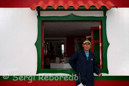 One of the coffee workers of Hacienda San Alberto. (Buenavista, Quindio). To appreciate at its true a cup of Colombian coffee, is very important to know the work and effort of many people that ensure product quality to consumers worldwide. The union of these efforts has allowed to build, over the decades, a product support system that has become a guarantee of quality, hard to replicate by any other source of coffee in the world. The selection process starts from the research on crop varieties and forms of conducting the scientific research center Cenicafé, probably the most advanced of its kind in the world. People of coffee in Colombia, that is more than 500,000 coffee producing families in the country Cenicafé receive information and advice to ensure the quality of their crops through the extension service of the National Federation of Coffee Growers.