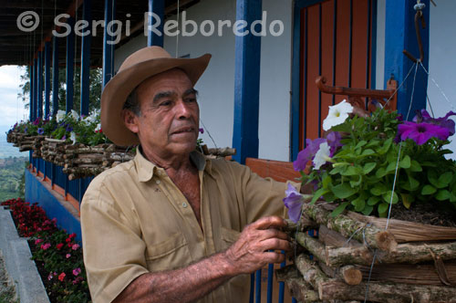 Un trabador de la Hisenda cafetera Sant Albert cuida les plantes en una zona comuna on viuen els empleats. (Buenavista, Quindío). La qualitat en la beguda del cafè està directament relacionada amb l'habilitat del preparador per transformar-lo en un producte plaent. Per aconseguir que la beguda sigui equilibrada, amb aroma i que satisfaci els gustos d'un consumidor exigent, cal tenir en compte no només la qualitat dels grans utilitzats i el seu origen, sinó també les pràctiques de preparació de cafè. En aquesta secció es destaquen els factors fonamentals que garanteixen aquests atributs i aquesta qualitat de la beguda. Variables com la conservació del cafè, els diferents elements a tenir en compte per a la preparació d'un bon cafè colombià, o d'un bon espresso de cafè colombià. També hi ha altres oportunitats per consumir cafè colombià, amb begudes a base de cafè, o amb receptes de cafè. Sempre hi ha una bona oportunitat per consumir cafè colombià.    