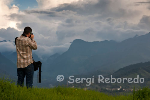 A tourist photographs the mountainous landscape of the National Park of Los Nevados. The Los Nevados National Natural Park is located in the Cordillera Central in the Andean region of the Andes in Colombia. Its surface is part of the departments of Caldas, Risaralda, Quindio and Tolima, being divided between the municipalities of Villamaria, Santa Rosa de Cabal, Pereira, Salento, Villa Hermosa, Anzoategui, Santa Isabel, Murillo and Ibague. The park includes thermal levels corresponding to those of cold paramo and perpetual snows superpáramo, so their main ecosystems are the Andean forests, deserts and glaciers. It also includes the watersheds of some rivers, such as the river Otún Totarito River, Mills River, river Azufrado, Lagunillas River, river and river Campoalegre Guali, among others. Before entering the park you can see the black lagoon. In the park are located the snowy Ruiz, Tolima, Santa Isabel, the Swan, Quindio, Moon Valley, and gaps Otún and Green, among other attractions.