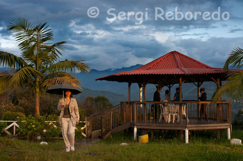 Mirador near Manila where you can see the National Park of Los Nevados. The Los Nevados National Park is one of the most beautiful natural wonders and treasured by Colombians located in the Coffee. The Los Nevados National Park is composed of glacial peaks of El Ruiz, Santa Isabel, Tolima and the Swan and Paramillos Quindío of over 5,000 meters above sea level. Each of these peaks with a singularity to enjoy. In the Los Nevados National Park include species of birds like the hummingbird, golden eagle and the condor of the Andes. In mammals, cusumbos, spectacled bears, tapirs moor sabaneros rabbits, pumas, ocelots and deer. The flora appears as frailejones, mosses, lichens, which form the flora of the super moor, heath and high Andean forest. Orchids including the national flower of Colombia are in the landscape of the Nevados. The park offers several points of hot springs and travel to Lake Otún and Brisas sector. Similarly, different crystalline waterfalls cross the volcanic rocks. A unique and spectacular point is the Lunar Valley, a place where you can feel on the moon with its rocks, resulting from different volcanic eruptions.