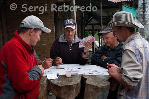 Jugando a cartas en el Valle de Cocora. Salento y Valle de Cocora. Salento. En medio del imponente paisaje cordillerano del Quindio, se encuentra el llamado “Municipio Padre del Quindío”, Salento. A 40 minutos de Armenia tomando la Autopista del Café vía a Pereira, y luego un desvío a la derecha en el kilómetro 16, usted tendrá la oportunidad de disfrutar del privilegiado paisaje que enmarca la zona montañosa del departamento. El pueblo aparece imponente en medio de la montaña después de ascender por una zona rural, con sus coloridas casas de grandes balcones adornados con flores, este paraje enamora inmediatamente a sus visitantes. Uno de los principales atractivos en Salento es la denominada Calle Real, la cual posee una serie de construcciones típicas que se extienden hasta las escalinatas que llevan al mirador, el cual ofrece un maravilloso panorama de lo que es el paisaje cafetero quindiano y la imponente belleza que encierra el Valle de Cocora. Por su parte el Valle de Cocora es una zona de amortización del Parque Nacional Natural de los Nevados, ubicada a 11 kilómetros de la cabecera municipal de Salento. Este valle se encuentra dividido por el río Quindío y es allí donde empiezan a elevarse las laderas que llevan al Parque Nacional de los Nevados, y es además, la cuna del árbol nacional, la Palma de Cera del Quindío. Salento y el Valle de Cocora son un paraíso natural que nadie puede perderse, esta zona se puede disfrutar en caminatas, recorridos a caballo o desplazándose en lo tradicionales Willys. En Agriturismo y Paisaje le ayudamos a escoger los mejores destinos para sus vacaciones, contáctenos ahora mismo. 