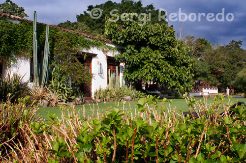 Casa de campo El Delirio. Quindío. Casa construida en mamposteria y madera con el estilo señorial de la colonización antioqueña a principios del siglo XX y restaurada en 1.991. Dotada con una amplia colección de muebles de época. Esta rodeada de amplias zonas verdes y desde ella se observan el espectacular paisaje de la cordillera central, la hoya del Quindío con varios de sus municipios y en días despejados, la magnificencia de las cumbres nevadas del Tolima, el Ruíz y el Quindío. La finca conserva sus cultivos tradicionales de café, a los que se puede acceder a través de un sendero ecológico que desciende por un guadual hasta el fondo de una quebrada, en medio de cultivos de heliconias, y ascienda bordeando los cafetos sombreados por mas de trescientos nogales cafeteros. La clasificación de la casa de campo dentro del selecto grupo del "club de calidad de haciendas del café", compromete a sus propietarios en la búsqueda de la excelencia que hará de sus estadía una experiencia inolvidable. 8 habitaciones con baño privado, piscina, juegos infantiles, terraza de hamacas, 1 kiosco, mesa de billar, sala comedor, cancha de minifutbol, amplios corredores, bbq, 2 baños sociales área de la piscina, biblioteca, internet móvil. 