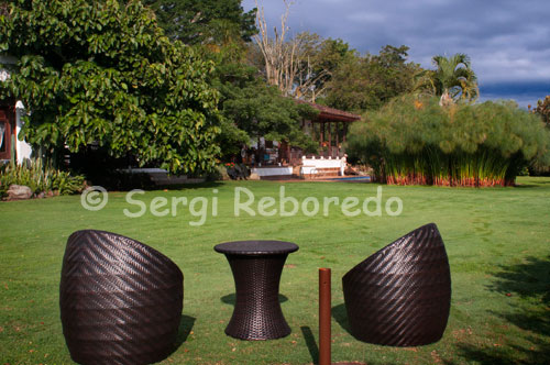 Jardines de la Casa de campo El Delirio. Quindío. Casa construida en mamposteria y madera con el estilo señorial de la colonización antioqueña a principios del siglo XX y restaurada en 1.991. Dotada con una amplia colección de muebles de época. Esta rodeada de amplias zonas verdes y desde ella se observan el espectacular paisaje de la cordillera central, la hoya del Quindío con varios de sus municipios y en días despejados, la magnificencia de las cumbres nevadas del Tolima, el Ruíz y el Quindío. La finca conserva sus cultivos tradicionales de café, a los que se puede acceder a través de un sendero ecológico que desciende por un guadual hasta el fondo de una quebrada, en medio de cultivos de heliconias, y ascienda bordeando los cafetos sombreados por mas de trescientos nogales cafeteros.