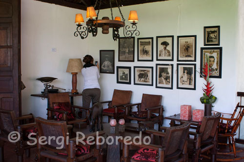 Antique furniture in the Hotel Casa de campo El Delirio. Quindío. It is surrounded by green areas and from it you watch the spectacular scenery of the central mountains, the valley of Quindío with several of its municipalities and on a clear day, the magnificence of the snow-capped Tolima, Ruiz and farm Quindío.La retained their traditional crops of coffee, which can be accessed through an ecological path down an guadual to the bottom of a ravine, amid crops heliconias, and climb the trees along more than three hundred shaded by walnut coffee .    