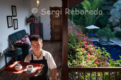 Un camarero lleva el desayuno a las habitaciones en La Hacienda San José. Pereira. La La Hacienda San José fue construida en el año 1.888, es una de las más antiguas haciendas ubicada en los alrededores de la ciudad de Pereira, capital del departamento de Risaralda, contando con más de cien años de historia que se pueden reconocer tanto en los detalles de su construcción como en la particularidad de su mobiliario. Sus paredes de tapia pisada en la primera planta conectan al visitante con las casas propias de la época de la colonización Caucana, y su fuerte influencia española, mientras que la construcción en bahareque de la segunda planta lo pone en consonancia con la arquitectura de la colonización Antioqueña. Fachada Hacienda San José. El paisaje campestre que rodea la Hacienda con sus centenarios samanes, ceibas y totumos invita a visitantes y huéspedes a reencontrarse con la naturaleza a través de cabalgatas por la zona, caminatas por senderos ecológicos en una de las mayores reservas de guadua colombiana, ó a disfrutar de las bondades del clima. San José les ofrece a visitantes y huéspedes una amplia carta internacional, carta de vinos de diferentes casas y platos regionales que continúan con la tradición de la zona.