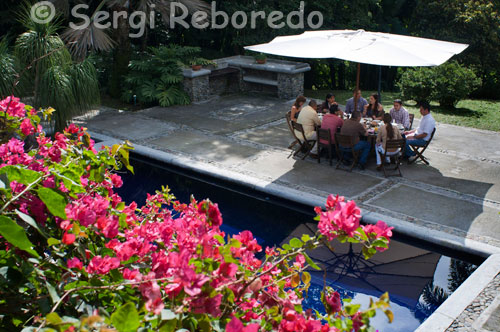 Customers in the pool of La Hacienda San Jose. Pereira. THE HACIENDA SAN JOSE, provides a peaceful guest house, now restored and equipped as a boutique hotel, adapting the IXX century mansion all the amenities and demands of the XXI century. His physiognomy external balconies with beautiful bougainvillea surrounded by lush rescues lines of colonial architecture and its interior through its furniture, embroidered linens, decor and excellent personal service summarizes the best of this land. We have 8 bedroom suites, each with its own characteristics and decoration, equipped with safety box, cable TV, and new entertainment centers. Up to 30 people in multiple accommodation. We offer our guests free of charge: Wetland, ecological path, Business Center, Beautiful gardens enlightened attention in 6 languages.