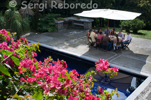 Clientes en la piscina de La Hacienda San José. Pereira. LA HACIENDA SAN JOSÉ, le ofrece una tranquila casa de huéspedes, hoy restaurada y dotada como hotel boutique, adaptando la casona del siglo IXX a todas las comodidades y exigencias del siglo XXI. Su fisionomía externa con hermosos balcones rodeados de frondosas veraneras rescata líneas de la arquitectura colonial y en su interior a través de su mobiliario, lencería bordada, decoración y un excelente servicio personalizado resume lo mejor de esta tierra. Contamos con 8 habitaciones tipo Suite, cada una con sus propias características y decoración, dotadas con cajilla de seguridad, TV por cable, y nuevos centros de entretenimiento. Capacidad para 30 personas en acomodación múltiple. Ofrecemos para nuestros huéspedes sin ningún costo: Zona Húmeda, Sendero ecológico, Business Center, Hermosos jardines iluminados, atención en 6 idiomas.