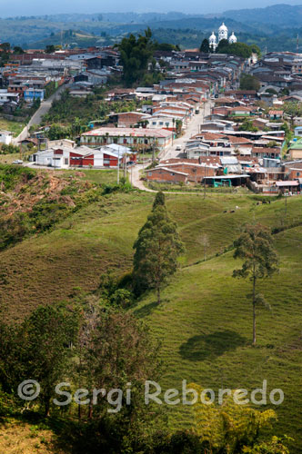 Vistas del pueblo de Filandia desde el Mirador. Filandia, ese municipio cafetero del Triángulo del Café, lleno de balcones, lugares para tomar un buen café colombiano, tiene un lugar privilegiado para los viajeros: su mirador. El mirador de Filandia, ubicado en un sitio privilegiado de las suaves y ondulantes montañas de esta población, permite ver las ciudades de Armenia y Pereira, una cantidad enorme de pueblos diseminados por los departamentos del Valle del Cauca, Quindío y Risaralda y en los días más despejados, el Parque Natural Nacional Los Nevados. El mirador de Filandia ofrece paisajes inolvidables, acompañados de un delicioso café colombiano.