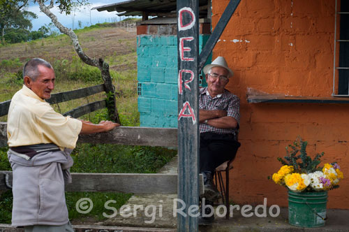 Sellers of flowers next to the Mirador de Filandia. Filandia is located north of Quindio to 04 º 40 '48.7 "north latitude and 75 º 39'48 .5" W, in the branches of the western central mountains, is at a height of + / - 1,910 meters above sea level (taken in the main square, beside the bust of Bolivar, with GPS-Global Positioning System: Navigation System with Satellite location-) and an average temperature of 18 degrees Celsius. Average annual rainfall: 2,829 mm. The name appears Filandia village in El Cerrito, Valle del Cauca, a ravine in San Vicente, Caquetá, a place in Chaparral, Tolima, a place in Ituango, Antioquia, and a place in Neiva, Huila. Its population of 12,377 inhabitants (according Sisben to March 2010).