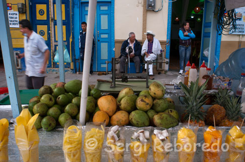 Fruit stand in central square Filandia. Quindío. The Department has libraries, a newspaper, broadcasting on AM and FM, theaters and various sporting venues. Among the tourist sites representative of the region, include the Gold Museum Quimbaya in Armenia, the National Museum of coffee, in Montenegro, and the coffee basket museum and lookout tower Filandia. Quindio has scenes of great natural beauty, as the Los Nevados National Park, the caves in Genoa, Cocora Valley, where you can see the wax palm, the cascade of Santo Domingo, the forest reserve Navarro, farms coffee that present beautiful contrasts the variety of crops and the design of houses. As for mammals is the spectacled bear, a species in danger of extinction, the howler monkey, sloth bear, wild dog, the agouti black, páramo tapir, rabbit savanna, the cunt, squirrels, among other. CRAFTS TO BUILD AND WEAVING Watermarks: There are immense wealth in the cultural, from the heritage of our indigenous goldsmith, through the architecture of the settlement reflected in the windows and doors of their peoples, to the craftsmanship that has been developed according the origin of the colonizers. Thus, as found in Armenia, Salento and the Thebaid, delicate lace on fine woods and beautiful baskets made with Finlandia wild vines, much used in collecting and transporting the coffee cherry. Has been increasing use of the bamboo not only in l housing construction and furniture making, but also on different objects with novel designs and creativity that are traded each day more, especially in Cordoba. It also produces silver-Columbian replicas, objects in seeds, beads, beads, clay, ceramic, and a special development is the development of banana guasca objects, to form a wide variety of crafts. To promote this cultural heritage in the Department there are two international exhibitions of handicrafts, in the months of April and October in the city of Armenia.    