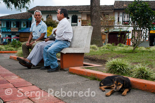 Sedate pace in the central square of the population of Filandia. Quindío. Filandia peoples is another favorite for visitors because of its tranquility and the beautiful architecture of the colonization of Antioquia. The story goes that Philip Melendez, an old settler, founded the town in company with several friends and baptized with the mixture of Latin row (daughter) and English landia (Andes). Filandia: daughter of the Andes. It is located north on Highway Department Coffee, which must turn left at the km 20 and then take a narrow paved road and about 7 km. This last stretch is between farms and nature reserves in Bremen and Barbas, which in turn create a striking landscape for its verdure and fertility. The place is set on a plateau, location from where there are several of the neighboring municipalities. This destination also offers friendly and charming character of the inhabitants, many workers in the coffee, the first product of the municipality and cause the creator of culture that exists in every corner. Many of these farmers, to end their days, gather in the square and in public to share experiences with commentators inside and outside.