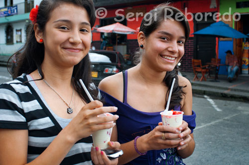 Dos chicas se toman un helado en la Plaza central de la población de Filandia. Quindío. El territorio que hoy constituye el municipio de Filandia estuvo habitado antes de su fundación por una parte de la tribu indígena de los Quimbayas. Vivían en el norte del Quindío, su territorio se extendía hasta el río Chinchiná. Filandia hacia parte de la “PROVINCIA QUIMBAYA”, denominada así por los conquistadores invasores que llegaron en búsqueda de oro en el período de la colonia en 1540. Los primeros colonizadores penetraron por “EL CAMINO DEL QUINDÍO” procedentes del centro oriente del país y en su tránsito por esta vía, poco a poco se fueron asentando en las riberas del camino. En principio se dedicaron al establecimiento de tambos (que eran lugares donde pasaban la noche los viajeros y que más tarde se convirtieron en fondas camineras) y contaderos (lugares donde los viajeros se detenían para contar sus ganados y bestias de carga y sabe si no se les habían extraviado). El contador donde más tarde se fundara Filandia es descrito por varios viajeros y cronistas con el nombre de novillas, novilleros y nudilleros. La fundación de Filandia conocida años atrás como caserío o corregimiento de Cartago, con el nombre de Nudilleros, tuvo lugar el 20 de Agosto de 1878. Los fundadores de Filandia Don Felipe Meléndez, Elíseo Buitrago, José León, Carlos Franco, José María y Dolores García, Ignacio Londoño, Pedro Londoño, Andrés Cardona, José Ramón López Sanz, Severo Gallego, Gabriel Montaño, José María Osorio, Laureano Sánchez, Eleuterio Aguirre, y Lolo Morales observaron el sitio ideal para levantar una ciudad. La bautizaron con el nombre de Filandia. Filandia fue el segundo distrito municipal que conformó la región Quindiana; Es erigido municipio en 1892 y ratificado en 1894. Su primer alcalde fue Don Rafael Ramírez, la primera misa fue celebrada en 1880 por el presbítero José Joaquín Baena. El Nombre Filandia viene de “Filia” Hija, “Andia” Andes, “FILANDIA” Hija de los Andes; Fue corregimiento de Salento y fue el segundo municipio Quindiano conformado después de Salento. El distrito municipal de Filandia tenía como corregimiento a Quimbaya.