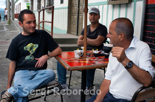 Tres homes prenen un deliciós cafè a la Plaça central de Filandia. Quindío. L'antiga terra dels Quimbayas s'obre a una geografia de suaus turons ondulades, que són un gaudi permanent per als viatgers que volen paisatges infinits de cafè. L'arquitectura paisa de la població, amb els seus balcons, els seus chambranas de colors contrastants, és una de les seves més belles característiques. La plaça principal de tall espanyol, té al seu voltant tots els elements que fan sentir està al Triangle del Cafè. El mirador d'aquest municipi, les festes, la gent amable, el bon cafè, són alguns dels motius per sempre anar i tornar a aquesta fantàstica població, que ha tingut en diverses oportunitats el títol de La més bella de Colòmbia.