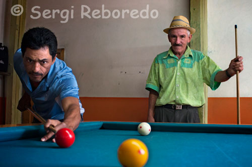 Several men play carom billiards in a room located in the central square of Filandia. Quindío. The Beer Shake Filandia Quindío can take two forms with either straw or cup itself, because what makes the difference is that the cup has a border of salt, which makes the flavors are totally delicious combination.Not to say the price! Well not exceed the amount of $ 5000. Fruit and Coffee Filandia is a setting that aside from the Beer Milkshake, highlighted by the kindness, the complete and excellent care by the owner to customers, making you feel a familiar and pleasant enough for the visitor. Another aspect of the business is the letter, because the presentation is a convenient way for tourists from abroad as this both in Spanish and English. So do not think more, shake pasadita by Filandia Quindío and do not miss the opportunity to enjoy such a pleasant combination of tap beer, the delight of ice cream and fruits that accompany this shake.