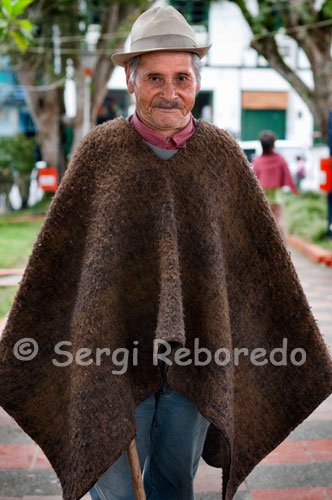 Un hombre con el típico poncho de la zona en la Plaza central de Filandia. Quindío. La arriería tiene su origen por la necesidad del transporte, ya fuera de personas, mercancías o simplemente el coroteo de los chécheres de la casa cuando emigraban de una región a otra para colonizar tierras. Primero había que abrir trochas para hacer los caminos a través de la manigua. Inóspitas selvas llenas de animales feroces, mansos o traviesos y no faltaban los fantasmas mitolólogicos, serviciales o malvados Se planeaba la salida con anticipacióny una mañana cualquiera emprendían la Odisea. Los niños eran transportados en silletas a la espalda por los peones. Los corotos y bituallas se cargaban en mulas o bueyes. Estos iban adelante para que fueran trillando el rastrojo y luego detrás el hombre con su machete o peinilla cortando varas y bejucos estorbosos. En su viaje hacia el nuevo territorio llevaban gallinas, cerdos, vacas y uno o varios perros que no le puede faltar al campesino paisa. Después de una larga jornada, cerca a una quebrada hacían un claro en medio de la espesa selva. Descargaban los animales y encendían la hoguera para preparar comida y espantar las alimañas. Esto era tarea de las mujeres, mientras los hombres armaban un cobertizo para pasar la noche. Este era un viaje de muchos días y noches. Todo se convertía en una rutina hasta llegar al punto señalado, prácticamente era un ritual. Despertar al amanecer, desayunar, recoger, fregar y acomodar enseres de cocina, reunir los bueyes y mulas, cargarlos, preparar las silletas donde cargaban a los niños, ancianos y mujeres embarazadas, estar listos y continuar la marcha. Pero eso si, antes de empezar la jornada había que hacer un desayuno bien trancao y preparar el fiambre para el almuerzo. Consistía en una buena totumada de chocolate de bola, hecho de cacao molido con harina de maiz tostao. Este iba acompañada de arepa de maiz sancohado y fríjoles trasnochados con un trozo de carne ahumada. Para el almuerzo se empacaba papas cocidas y fritas con un poco del mismo fríjol recalentao, más huevo frito y arepa, todo esto empacado en hojas de biao o plátano. Estos arrieros capesinos eran demasiado religiosos hacia la fe cristiana, apostólica y romana. Antes de acostarsen rezaban el Rosario, una oración a las ánimas benditas del purgatorio, un padrenuestro por los familiares que se quedaron, otra al angel de la guarda. Se reunían alrededor de la hoguera y narraban cuentos de aparecidos, de animales, cachos o sustos, de los deslices de la vecina y lo hacían hasta que los agarraba el sueño. Antes de empezar los alimentos, entonaban una oración dando gracias a Dios por darles de comer sin merecerlo. En el pecho siempre llevaban un escapulario de la virgen del Carmen o una camándula hecha de achirillas y cristo metálico. Cumplían todos los dogmas y actos de Fé inculcados por el catecismo del padre Astete. Una de las penurias que sufrían estos arrieros y colonizadores eran las enfermedades y parásitos adquiridos en su vida trashumante. La diarrea, la fiebre, las calenturas, el paludismos, gota y otras que ellos llamaban mal de ojo. Arriero que se respetara no le podían faltar, piojos, pulgas, carangas, carranchil, niguas y las famosas candelillas o mazamorras entre los dedos de los pies. Las lombrices y solitarias era patrimonio de los niños y los animales domésticos. Muchas de estas enfermedades se las curaban o al menos las aminoraban con remedios caseros, yerbas naturales y rezos encatados. Su vestuario muy peculiar se componía de ruana, poncho, sobrero de paja aguadeña de color blanco y ala ancha. Usaban ropa de dril, tanto para sus pantalones de bota ancha, y para las camisas de manga remangada. Llevaban machete o peinilla al cinto, un buen carriel de cuero de nutria, la navaja capadora, barbera para afeitarse, jabón de tierra, azul de metileno para las mataduras de las mulas, polvo rojo para el naibí de las bestias, o para matar los manetos, cierto piojillo que vive en la pelambrera púbica adquirido cuando se visitaban las zonas de tolerancia de los pueblos, más conocidos como "culo estrecho, niguateral, culo mojado o la mona lisa", en fin, donde se iba a tomarse unos aguardientes y darle gusto al cacho. En el carriel no podía faltar un espejito, tabacos, yesquero para enceder el fuego, agujas capotera para coser, agujas de arria para arreglar las enjalmas, cabuyas, dinero, cartas de amor de la novia o de la vecina, la camándula, novena a las ánimas benditas, unas tenazas para arrancar clavos, un par de dados para montar una garita en cualquier trocha, una vela para alumbrar de noche, los polvos de la madre celestina para enamorar viejas, mostaza para cazar brujas, en fin, un montón de güevonadas que en cualquier momento le servían para salir de la encrucijada.